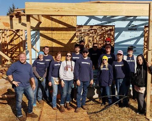 俄克拉荷马城的员工自愿与仁人家园一起建造家园